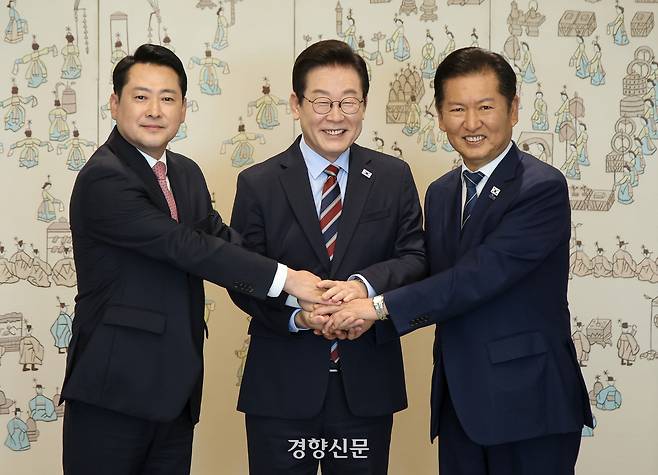 이재명 대통령이 8일 오전 서울 용산 대통령실에서 더불어민주당 정청래 대표, 국민의힘 장동혁 대표와 오찬 회동을 하기 전 악수하며 기념 사진을 촬영하고 있다. 대통령실사진기자단