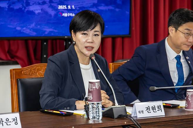 전현희 더불어민주당 의원이 지난 1일 경기도 의왕시 서울구치소에서 열린 현장검증에서 의사진행발언을 하고 있다. 연합뉴스