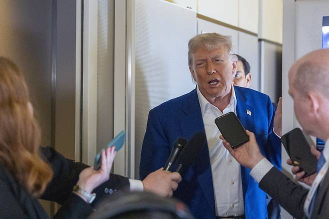 전용기서 취재진 질문에 답하는 도널드 트럼프 대통령. AP뉴시스