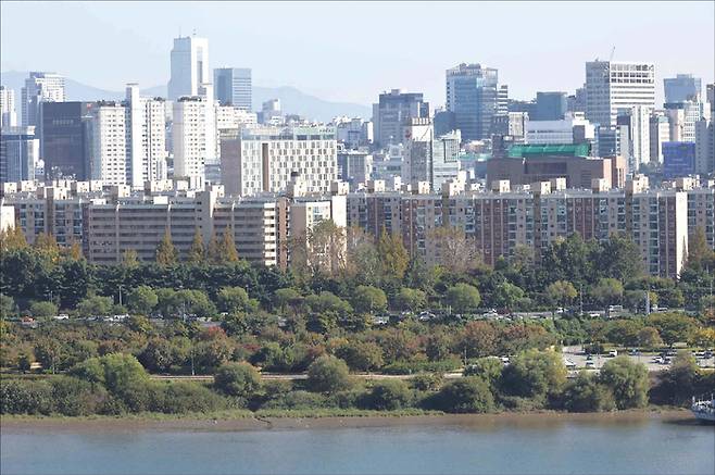 이번 세제 개편안에서 부동산세 개편 내용이 빠졌다. 그러나 여권 일각에서 부동산 세제 개편 목소리가 커지는 만큼 안심하기 이르다는 분석이 나온다. 사진은 서울 강남 일대 아파트 전경. (매경DB)