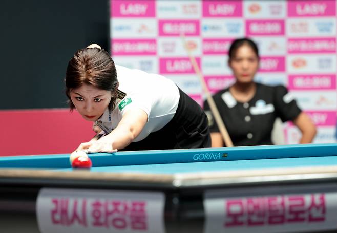 김가영이 스롱 피아비를 꺾고 LPBA 통산 16번째 우승을 차지했다. 사진은 지난 7일 경기 고양킨텍스 PBA스타디움에서 열린 2025-26시즌 4차 투어 SY베리테옴므 PBA-LPBA 챔피언십 LPBA 결승전에 나선 하나카드 김가영의 모습. /사진=프로당구협회(PBA) 제공