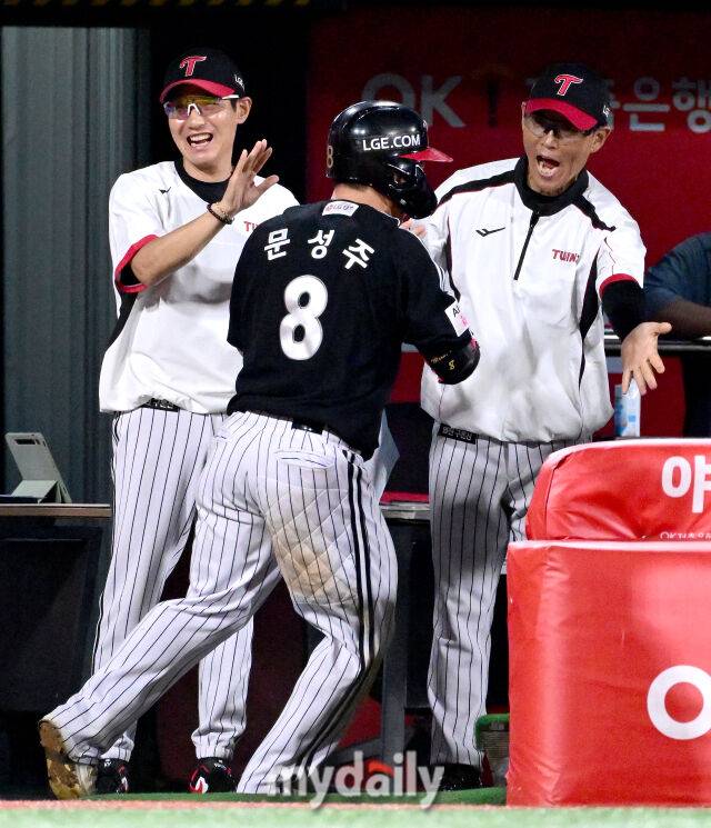 2025년 9월 4일 오후 경기도 수원KT위즈파크에서 열린 '2025 신한 SOL뱅크 KBO 리그' LG 트윈스와 KT 위즈의 경기. LG 문성주가 8회초 무사 만루서 만루 홈런을 친 뒤 염경엽 감독의 축하를 받고 있다./마이데일리