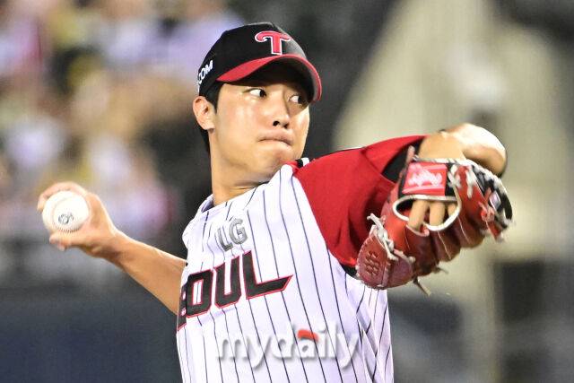 31일 서울 잠실야구장에서 열린 '2025 신한 SOL BANK KBO리그' 키움 히어로즈와 LG 트윈스 경기. LG 이정용이 6회초 선발 손주영과 교체돼 마운드에 올라 힘차게 투구하고 있다./마이데일리