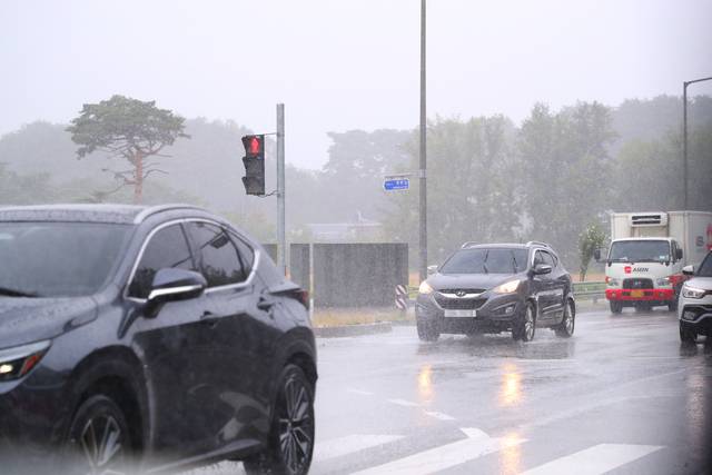 절기상 이슬이 맺히기 시작한다는 백로(白露)이자 일요일인 7일 강원 강릉시 지변동 한 도로에 비가 내리고 있다. 연합뉴스