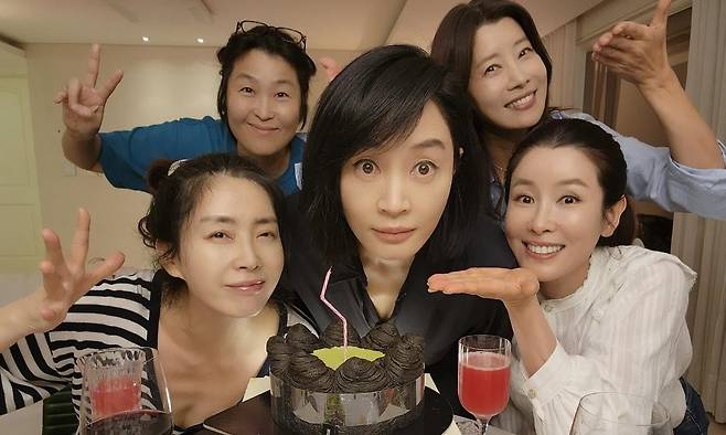 김혜수의 생일을 축하하기 위해 여배우들이 모였다. 김혜수 SNS 캡처