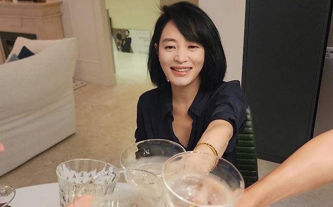 즐거워 보이는 김혜수. 김혜수 SNS 캡처