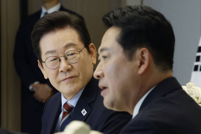 이재명 대통령이 8일 용산 대통령실에서 여야 지도부 오찬 회동에 참석한 장동혁 국민의힘 대표의 발언을 듣고 있다. 연합뉴스