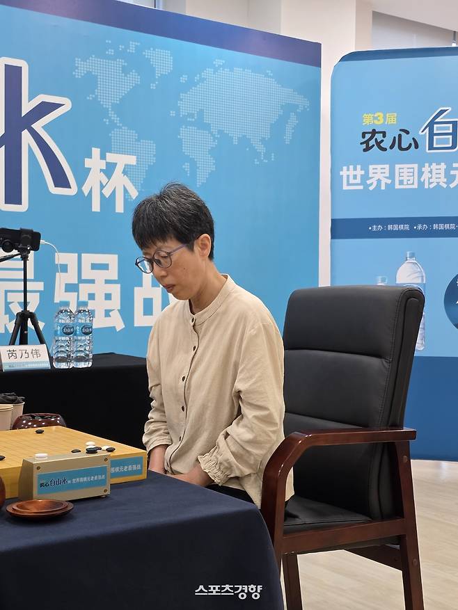 루이나이웨이 9단이 8일 중국 칭다오 농심공장에서 열린 제3회 농심백산수배 세계바둑시니어최강전 6국에서 조훈현 9단과 대국하고 있다. 칭다오 | 윤은용 기자