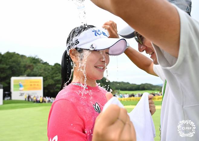 KB금융 스타챔피언십 타이틀 방어에 성공한 뒤 유현조가 물세례를 받고 있다. /사진=KLPGA 제공