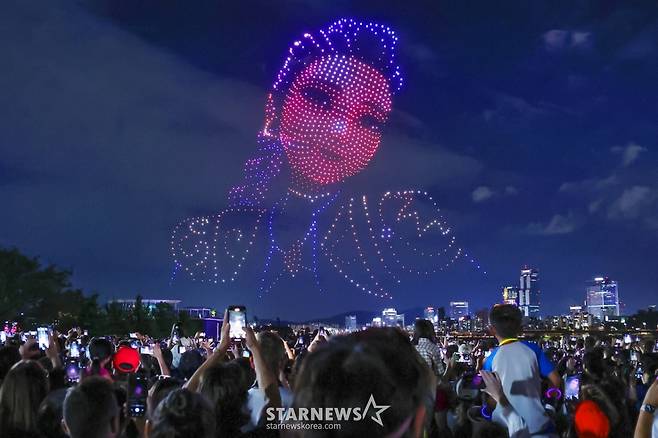 (서울=뉴스1) 구윤성 기자 = 7일 오후 서울 광진구 뚝섬한강공원에서 열린 '2025 한강 불빛 공연(드론 라이트쇼)'에서 1,200여 대의 드론이 '케이팝데몬헌터스(케데헌)' 캐릭터들의 모습을 이루며 밤하늘을 수놓고 있다. 2025.9.7/뉴스1 Copyright (C) 뉴스1. All rights reserved. 무단 전재 및 재배포, AI학습 이용 금지. /사진=(서울=뉴스1) 구윤성 기자