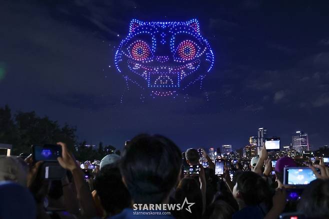 (서울=뉴스1) 구윤성 기자 = 7일 오후 서울 광진구 뚝섬한강공원에서 열린 '2025 한강 불빛 공연(드론 라이트쇼)'에서 1,200여 대의 드론이 '케이팝데몬헌터스(케데헌)' 캐릭터들의 모습을 이루며 밤하늘을 수놓고 있다. 2025.9.7/뉴스1 Copyright (C) 뉴스1. All rights reserved. 무단 전재 및 재배포, AI학습 이용 금지. /사진=(서울=뉴스1) 구윤성 기자