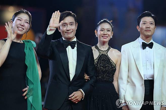 베네치아영화제서 '어쩔수가없다' 공식 첫 상영…박찬욱·이병헌·손예진 등 참석