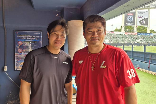 홀드왕 경쟁 펼치는 40대 노경은(오른쪽)과 김진성 (서울=연합뉴스) 김경윤 기자 = 프로야구 홀드왕 경쟁을 펼치는 SSG 랜더스 베테랑 투수 노경은(오른쪽)과 LG 트윈스 김진성이 8일 서울 잠실구장 더그아웃에서 포즈를 취하고 있다. 2025. 9.8. cycle@yna.co.kr