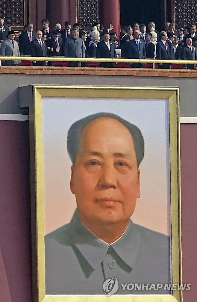 마오쩌둥 초상화 위에 선 푸틴, 시진핑, 김정은 (베이징 교도=연합뉴스) 블라디미르 푸틴 러시아 대통령과 시진핑 중국 국가 주석, 김정은 북한 국무위원장이 3일 중국 베이징 톈안먼광장에서 열린 전승절 80주년 기념 대규모 열병식에 참석했다. 사진은 마오쩌둥 대형 초상화가 걸린 톈안먼 망루에 늘어선 각국 관계자들. 2025.9.3 chungwon@yna.co.kr