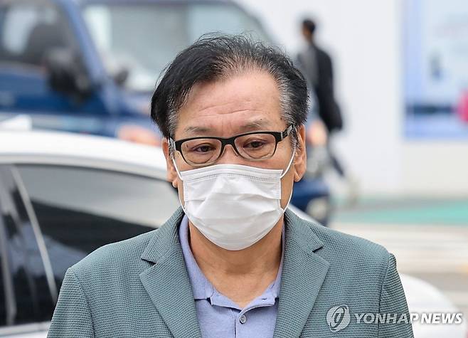 영장심사 포기한 건진법사 전성배 씨, 특검 인치 (서울=연합뉴스) 이동해 기자 = 영장심사를 포기한 건진법사 전성배 씨가 21일 민중기 특별검사팀 사무실이 마련된 서울 종로구 KT 광화문빌딩 웨스트에서 대기하기 위해 출석하고 있다.
전 씨는 이날 오전 10시 30분에 영장실질심사를 받을 예정이었지만 심사 포기 의사를 밝혔다. 2025.8.21 eastsea@yna.co.kr