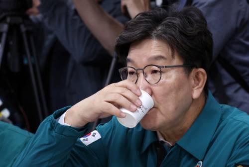 ◇국민의힘 권성동 의원이 9일 강원 강릉시청을 방문해 지역 가뭄 피해 상황을 점검하며 물을 마시고 있다. 사진=연합뉴스