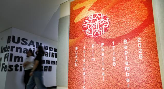 제30회 부산국제영화제 개막을 일주일여 앞둔 9일 부산 해운대구 영화의전당에서 영화제 관계자가 올해 영화제 공식 포스터 앞을 지나가고 있다. 김종진 기자 kjj1761@