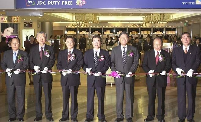 2002년 12월 24일 제주공항에서 열린 JDC면세점 개점식 모습.