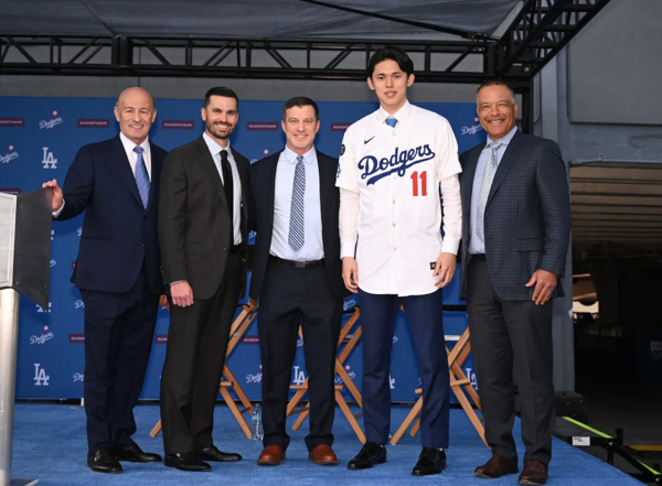 사사키 로키와 계약 당시 다저스 수뇌부들(사진=LA 다저스)