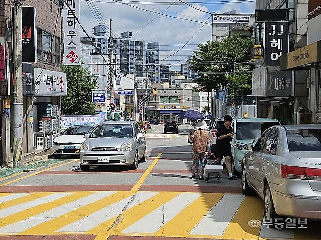 광주 북구 용봉동 일대. 인도까지 덮친 불법주차 등으로 보행 환경이 열악한 모습이다. 이삼섭기자 seobi@mdilbo.com