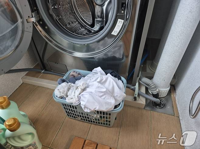 9일 오전 7시 40분쯤 단수가 된 강원 강릉 홍제동의 한 아파트 세탁기 앞에 묵힌 빨래더미가 쌓여있다 2025.9.9/뉴스1 윤왕근 기자