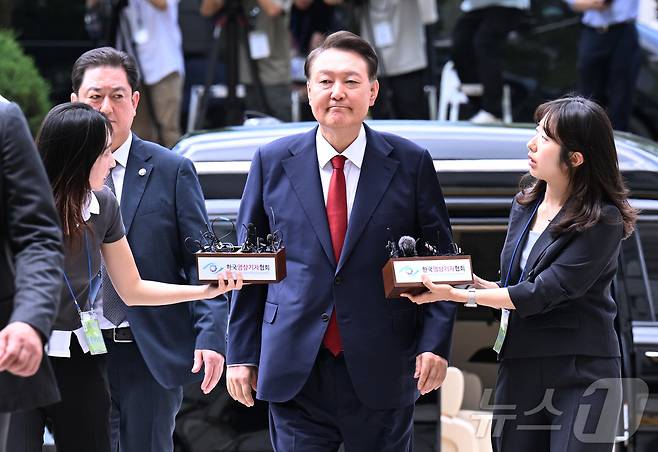'12·3 비상계엄' 사태 관련 내란 혐의를 받는 윤석열 전 대통령이 9일 오후 구속 전 피의자 심문(영장실질심사)을 받기 위해 서울 서초구 서울중앙지방법원으로 들어서고 있다. 윤 전 대통령은 지난 3월 법원의 구속취소 결정으로 석방된 지 넉 달 만에 재구속될 위기에 놓였다. 2025.7.9/뉴스1 ⓒ News1 사진공동취재단