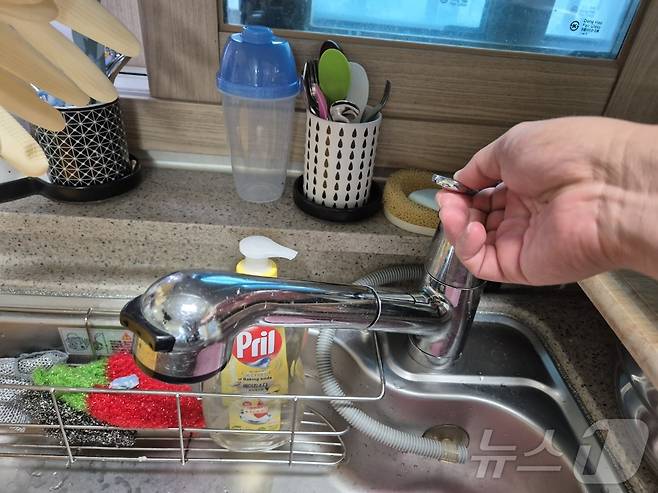 9일 오전 7시 40분쯤 단수가 된 강원 강릉 홍제동의 한 아파트 주방 수도꼭지에 물이 나오지 않고 있다. 2025.9.9/뉴스1 ⓒ News1 윤왕근 기자