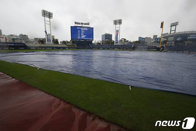 비 내리는 창원NC파크. 2019.7.20/뉴스1 ⓒ News1 DB