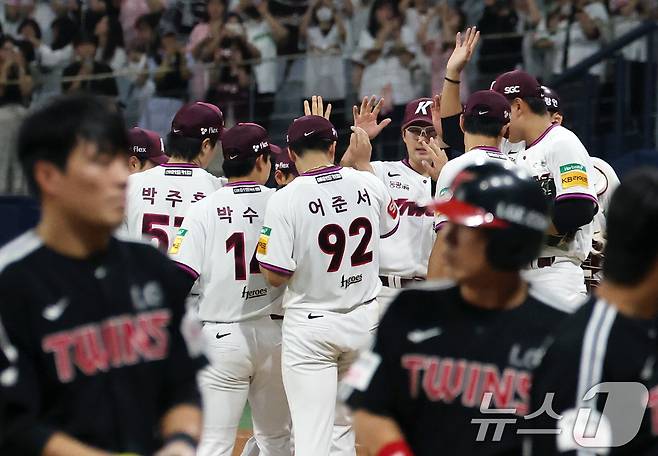 9일 오후 서울 구로구 고척스카이돔에서 열린 프로야구 '2025 신한 SOL뱅크 KBO 리그' LG 트윈스와 키움 히어로즈의 경기에서 11-2 대승을 거둔 키움 선수들이 마운드에 모여 하이파이브를 나누고 있다. 2025.9.9/뉴스1 ⓒ News1 오대일 기자