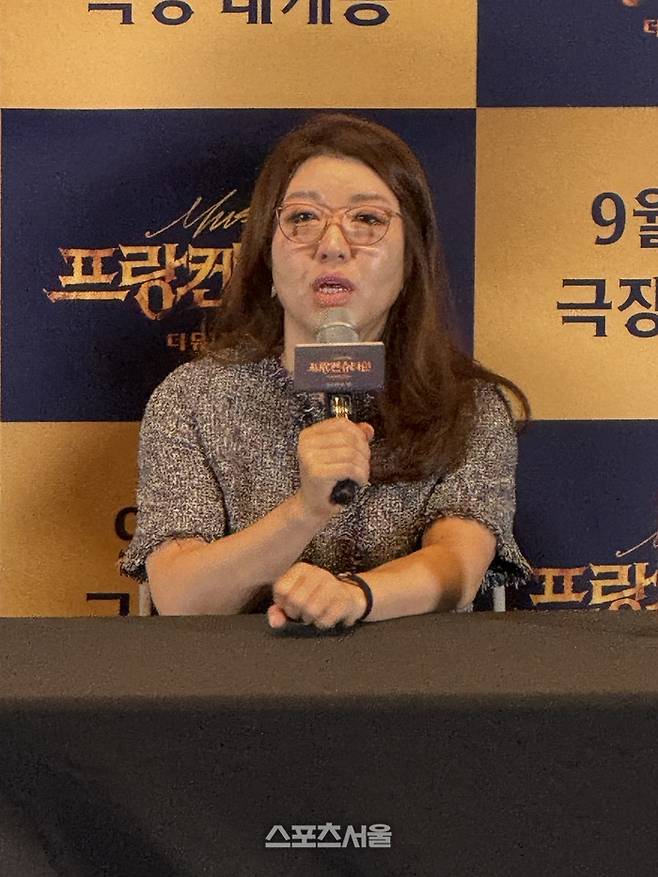 EMK뮤지컬컴퍼니 김지원 부대표가 9일 뮤지컬 실황 영화 ‘프랑켄슈타인: 더 뮤지컬 라이브’ 프레스콜에서 작품의 제작 과정을 소개하고 있다. 사진 | 표권향 기자 gioia@sportsseoul.com