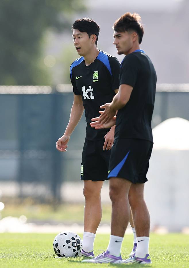 미국전 앞둔 손흥민-옌스 카스트로프
(뉴욕=연합뉴스) 윤동진 기자 = 4일(현지시간) 미국 뉴욕 아이칸 스타디움에서 진행된 한국 축구 대표팀 훈련에서 손흥민과 옌스 카스트로프가 훈련에 열중하고 있다. 2025.9.5