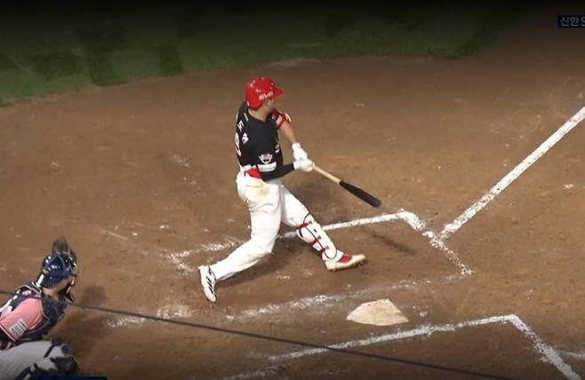 중계화면에 잡힌 윤도현의 체크스윙 장면. 카메라 위치가 비디오판독용 카메라보다 뒷쪽에 위치해 배트 끝이 홈플레이트 끝을 완전히 넘어간 건지 이 화면으로는 확인하기 어렵다. 출처=중계화면