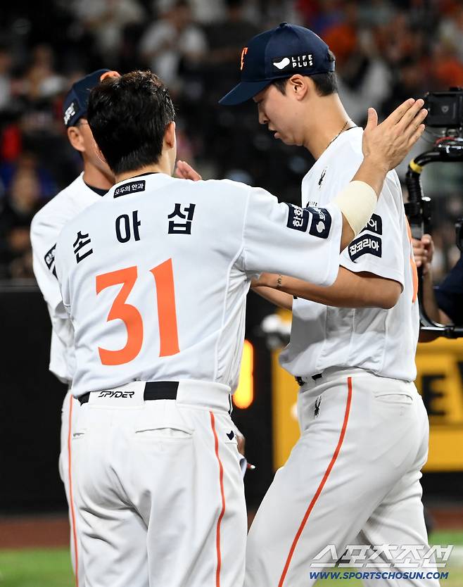 2일 대전 한화생명볼파크에서 열린 KIA와 한화의 경기, 8회초 투구를 무실점으로 마친 한화 엄상백이 더그아웃으로 향하고 있다. 대전=허상욱 기자wook@sportschosun.com/2025.09.02/