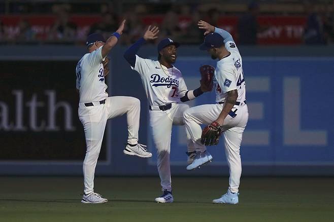 Los Angeles Dodgers, from left, Alex Call, Justin Dean and Andy Pages celebrate after the Dodgers defeated the Colorado Rockies in a baseball game Monday, Sept. 8, 2025, in Los Angeles. (AP Photo/Mark J. Terrill)
<저작권자(c) 연합뉴스, 무단 전재-재배포, AI 학습 및 활용 금지>