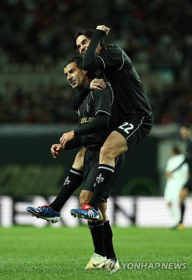 2024년 아이콘 매치에 출전한 루이스 피구가 카카와 장난을 치고 있다. 연합뉴스