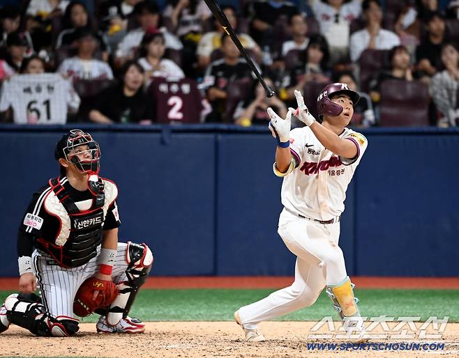 9일 고척스카이돔에서 열린 LG와 키움의 경기, 6회말 2사 만루 키움 어준서가 3타점 3루타를 치고 있다. 고척=허상욱 기자wook@sportschosun.com/2025.09.09/