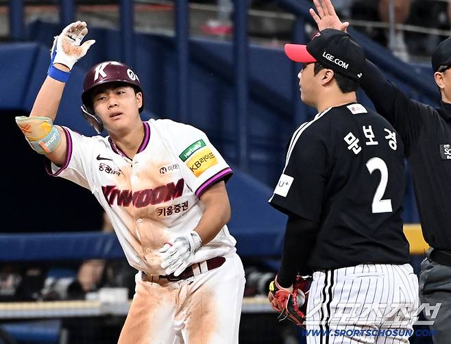 9일 고척스카이돔에서 열린 LG와 키움의 경기, 6회말 2사 만루 키움 어준서가 3타점 3루타를 치고 환호하고 있다. 고척=허상욱 기자wook@sportschosun.com/2025.09.09/