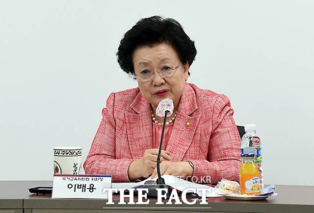 이배용 국가교육위원회 위원장이 15일 오후 서울 종로구 정부서울청사에서 열린 학교폭력 근절 대책 마련을 위한 인성교육 전문가 간담회에 참석해 모두발언을 하고 있다./임영무 기자