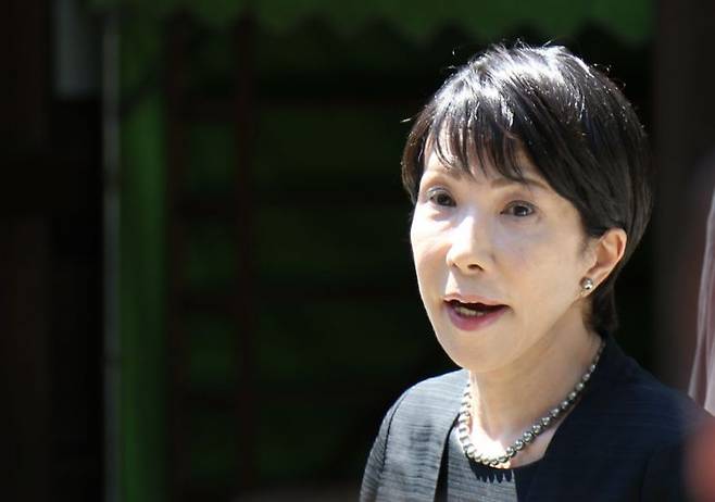 일본이 패전 80년을 맞은 지난달 15일 도쿄 야스쿠니신사를 참배한 집권 자민당 다카이치 사나에 의원이 취재진 질문에 답하고 있다. 야스쿠니신사에는 태평양전쟁 A급 전범이 합사돼 있다. 연합뉴스