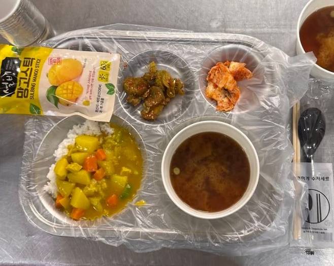 강릉시 사회복지시설 등에서 1회용 식판용 비닐 커버를 사용해 세척에 필요한 물 사용량을 줄이기로 했다. /강릉시