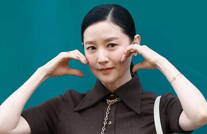 배우 이영애가 2일 오후 서울 강남구 구찌 청담 플래그십에서에서 열린 구찌(GUCCI)의 오스테리아 서울 이전·리뉴얼 오픈 기념 행사에 참석해 볼 하트 포즈를 취하고 있다. /뉴스1