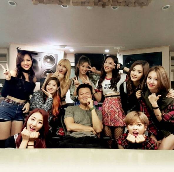 가수 박진영과 걸그룹 트와이스. /트와이스 인스타그램