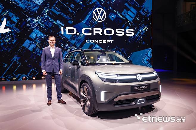 토마스 셰퍼 폭스바겐 브랜드 최고경영자(CEO)와 ID.크로스 콘셉트. 폭스바겐그룹 제공