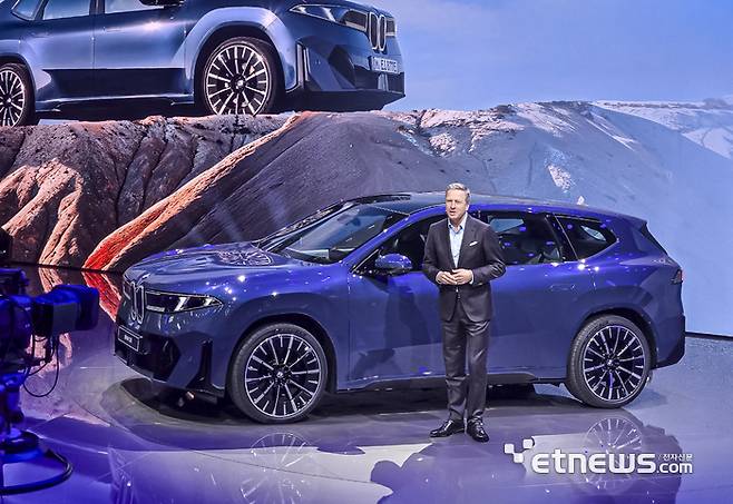 올리버 집세 BMW그룹 회장이 BMW 뉴 iX를 소개하고 있다. 한국자동차기자협회 제공