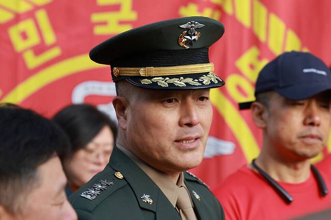 박정훈 대령이 2023년 12월7일 서울 용산구 중앙지역군사법원에서 열린 첫번째 공판에 출석하기 전 기자들의 질문에 답하고 있다. 김혜윤 기자 unique@hani.co.kr