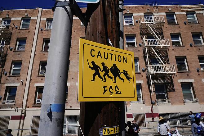 8일 미국 캘리포니아주 로스앤젤레스의 가로등에 미국 이민세관단속국(ICE)의 단속에 항의하는 팻말이 가로등에 붙어 있다. AP 연합뉴스