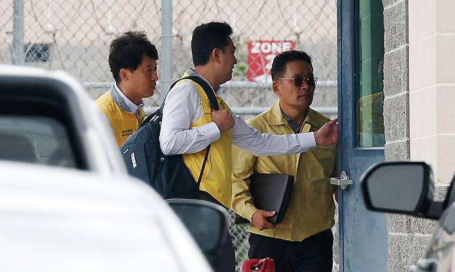 조기중 워싱턴 총영사가 8일(현지시간) 미국 당국의 이민단속으로 체포된 현대차-LG엔솔 배터리공장 건설 현장 직원들이 수감돼 있는 조지아주 포크스턴의 이민세관단속국(ICE) 구금시설로 들어서고 있다. 연합뉴스