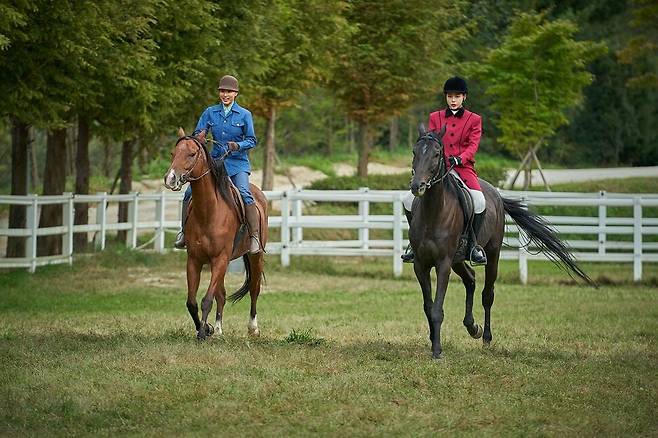 드라마 ‘애마’에서 말을 타는 장면은 여성 해방의 상징으로 재의미화된다. 넷플릭스 제공