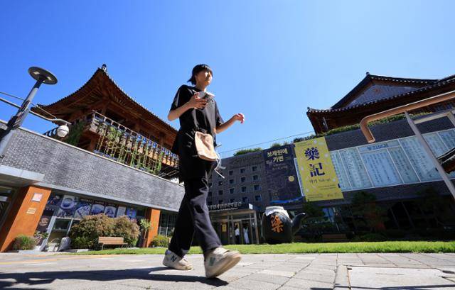 한 관광객이 5일 서울 동대문구 서울한방진흥센터를 둘러보고 있다. 뉴스1