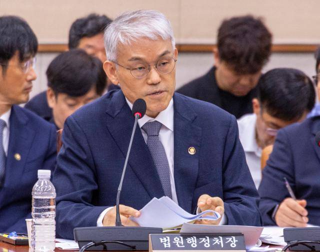 천대엽 법원행정처장이 4일 국회에서 열린 법제사법위원회 전체 회의에서 내란특별재판부 설치에 대한 법원 입장을 설명하고 있다. 연합뉴스